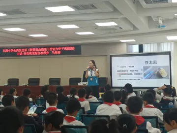 光明街道东周小学160余名学生齐学“拒毒秘籍奇招”，抵制“毒品的新衣”