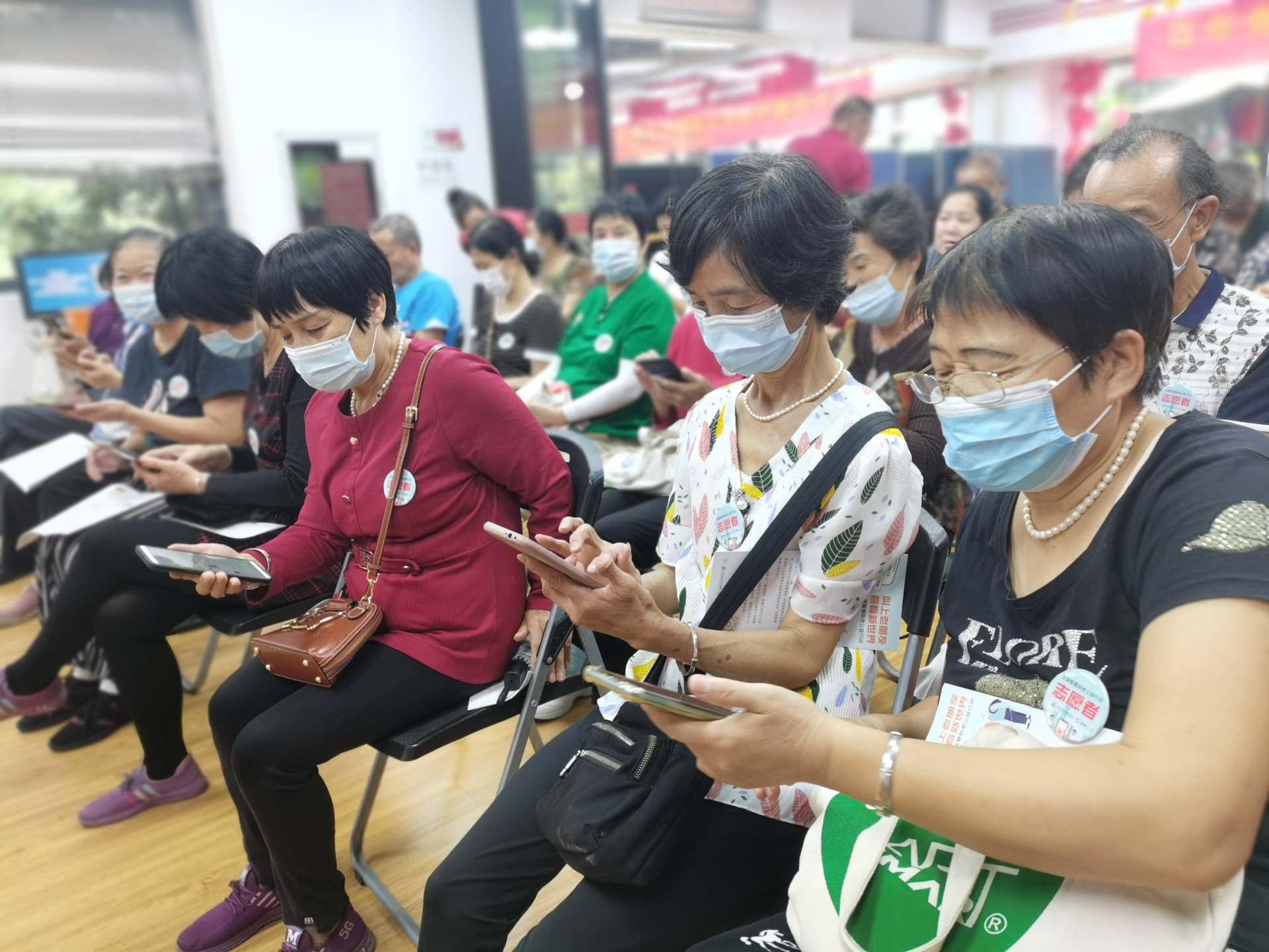 坪山六联开设老年人手机学习讲座              