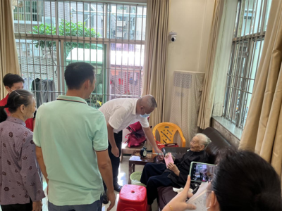玉塘街道重阳节慰问百岁老人 为群众提供祭扫服务  