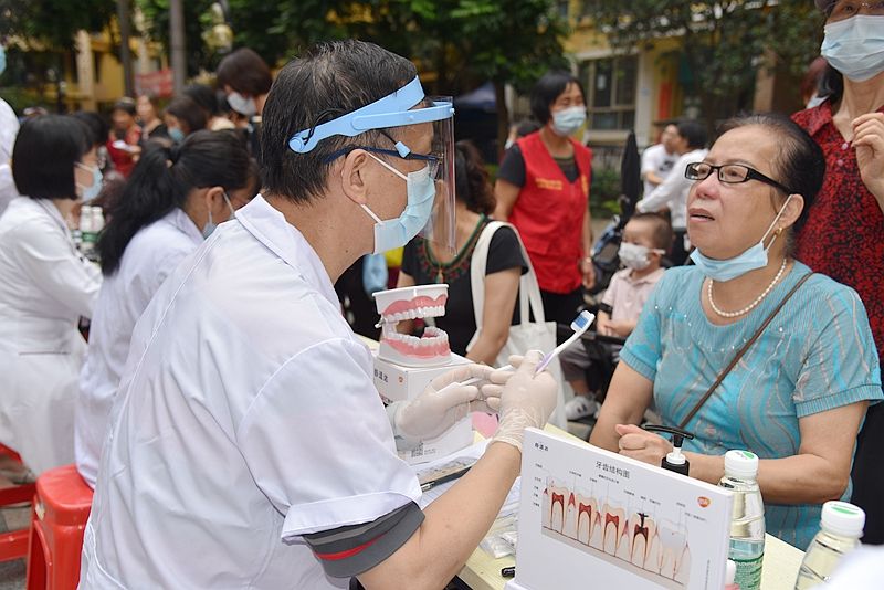 暖心 | 专家义诊服务送到龙岗布吉可园居民家门口