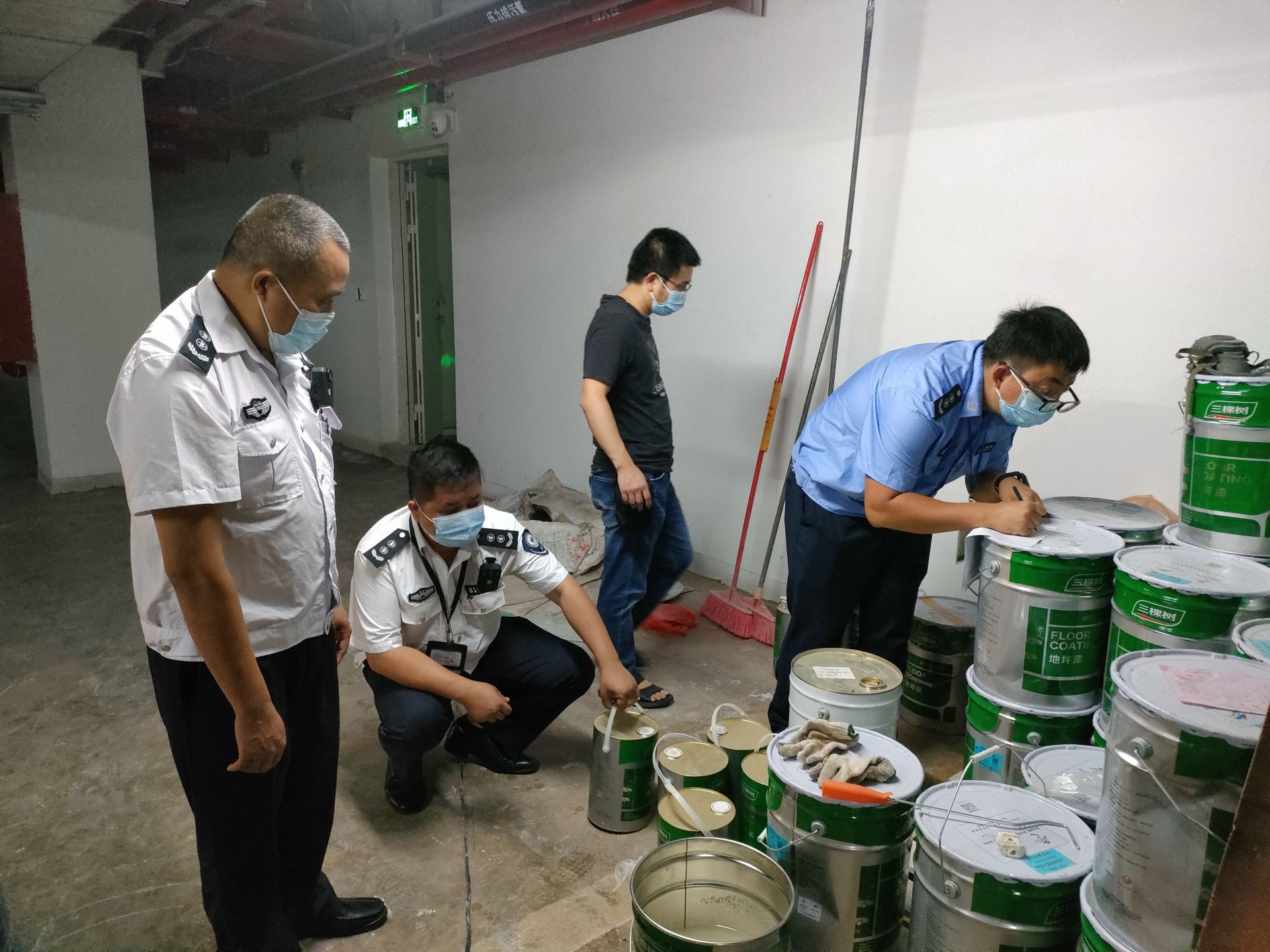 光明街道网格员发现易燃易爆危险物品及时上报消除隐患  