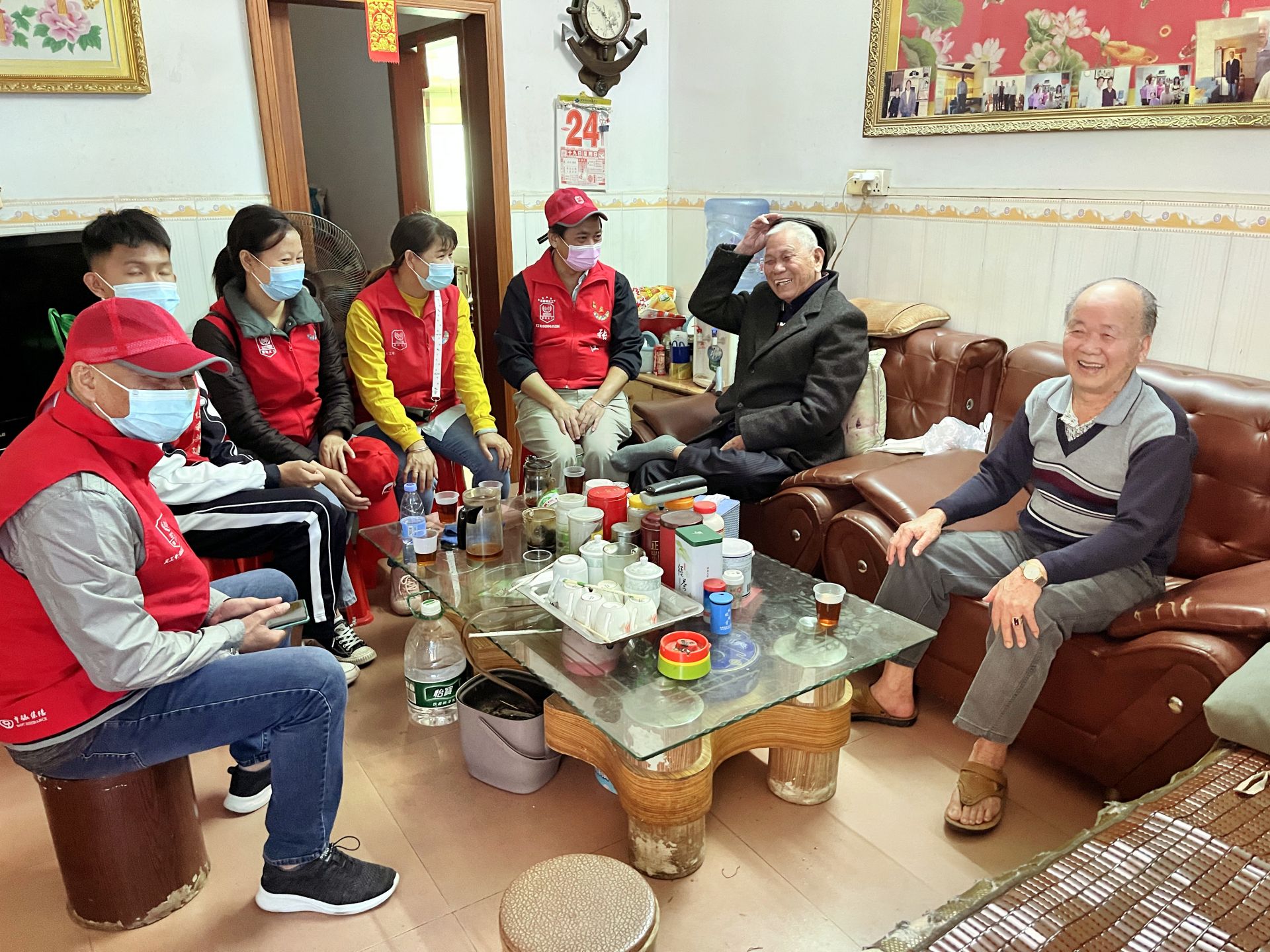 真情送温暖：光明街道志愿者探访寡、独居、高龄老人  
