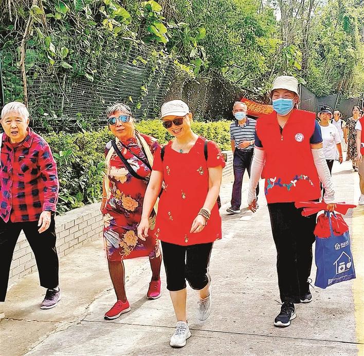 海裕长者边徒步边践行垃圾分类  