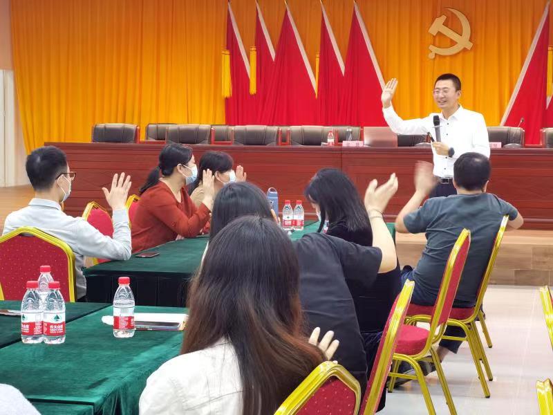 南澳“舒心驿站”心理健康讲座进机关