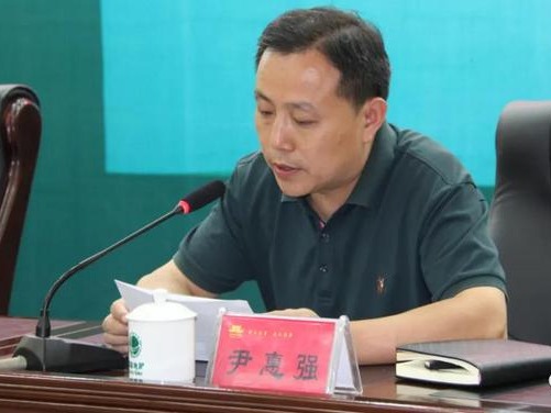 用“滚”字回复群众的县政法委书记，被免职