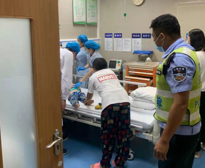 路遇男孩晕厥 公明交巡员紧急送院救治助其脱险