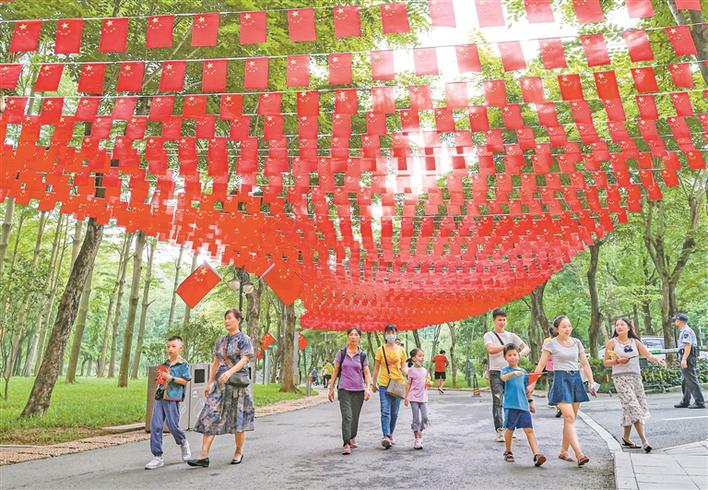 逛公园感受节日喜庆 市民为祖国“花式”庆生