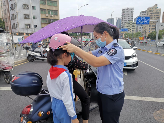 公明街道开展文明交通劝导活动，网格员@你戴头盔  