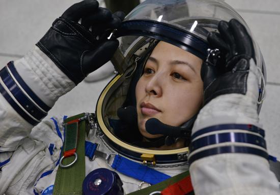 中国空间站入驻首位女航天员，和男性相比有何优势？专家
