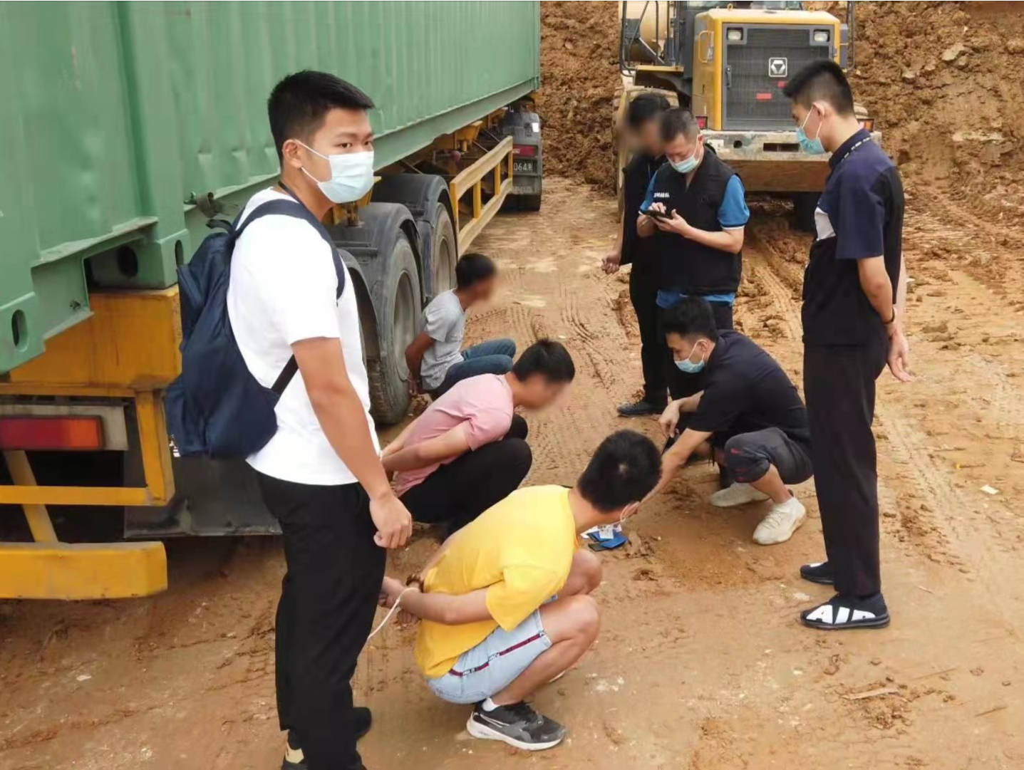 打击跨境走私，四名“油老鼠”被捕