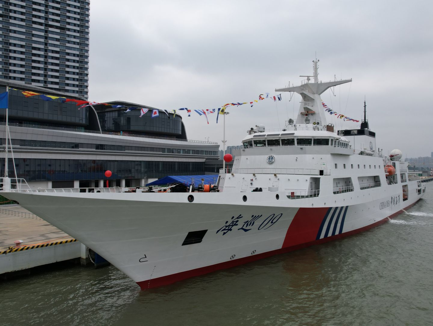 我国首艘万吨级海事巡逻船“海巡09”轮在穗列编，可实现空海一体综合执法和全球巡航救援
