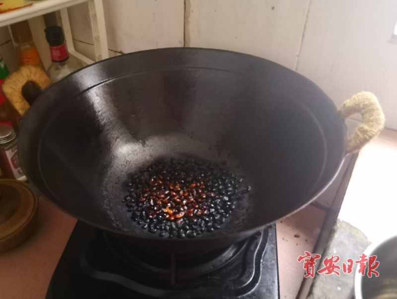惊险！出门买菜忘关火，新安网格员巡查及时灭火情