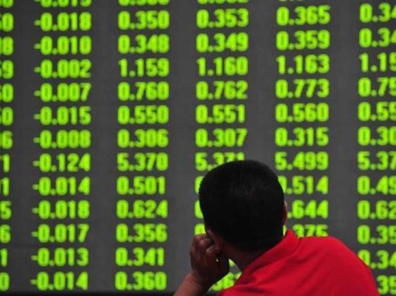 尾盘跌幅收窄：大盘一度跌逾2%，成交仍不足万亿，个股普跌