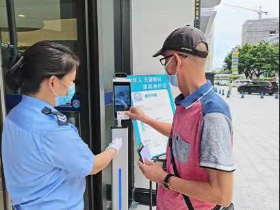广东公安为老年人办理出入境证件提供便利