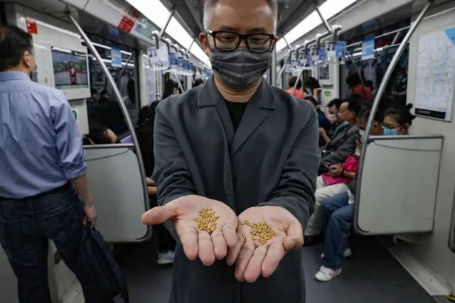 杨烨炘称，实际上自己认为大米比黄金要值钱很多。
