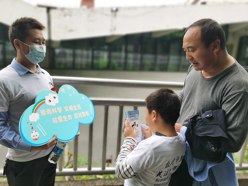 百名亲子防邪齐参与，扣好人生第一粒纽扣              