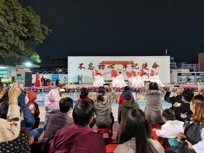 银龄百人团年度展演秀幸福晚年  宝龙龙东社区夕阳红文艺队伍登上舞台