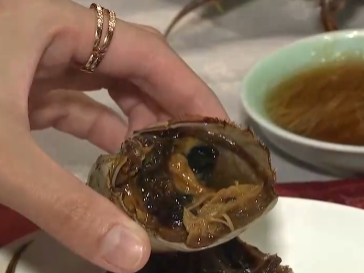 食用冰鲜螃蟹 最好采用炒制或油炸代替蒸煮 