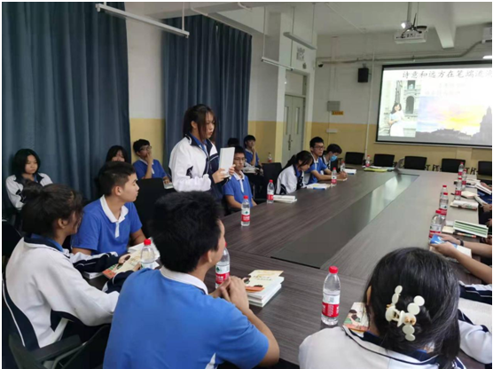 “深二代”作家时潇含新书在高中校园受追捧