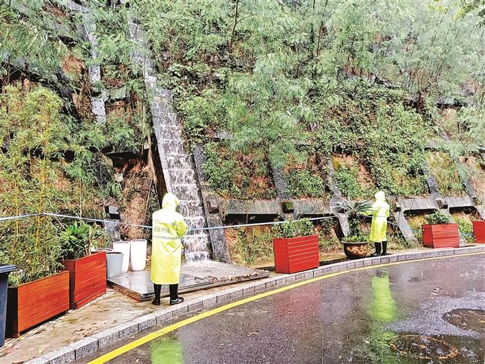 落实台风暴雨防范工作 福永街道在危险区域拉起警戒线