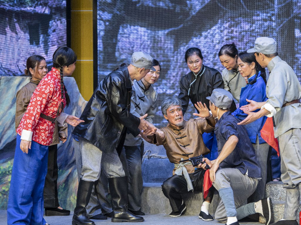英雄母亲送七子上战场！东莞市新编原创粤剧《烽火慈萱》成功首演