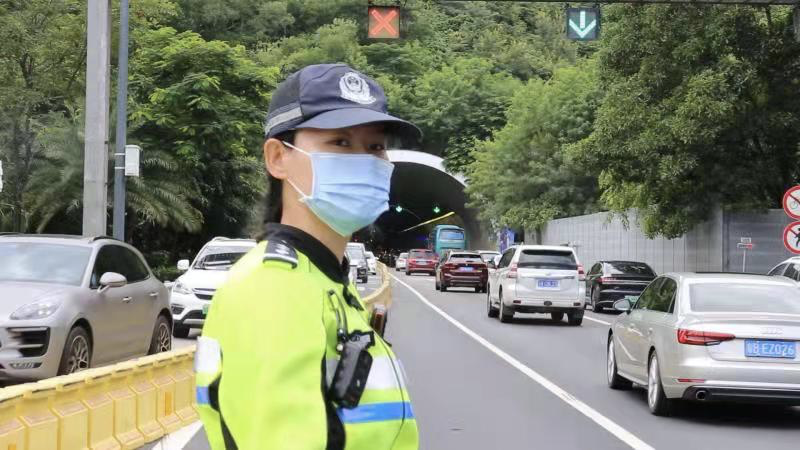 深圳交警时春霞：国庆路上“风景”独好