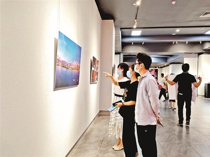 “党旗飘扬”——深圳宝安全国摄影艺术展开幕