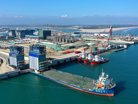 场面壮观！广东石化项目码头重件泊位共接卸石化设备10万多吨