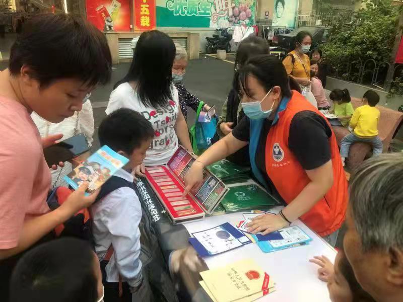 莲塘街道：反间谍教育日禁毒宣传同步行