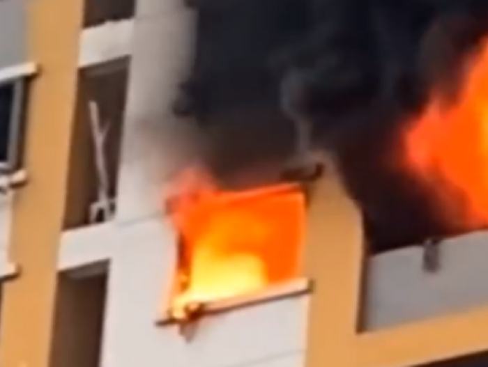 青岛一住宅突发燃气闪爆并引发火情致一死一伤