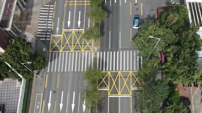 深圳试点实施“阶梯式停止线”:斑马线前错落停车，行人过街更安全 