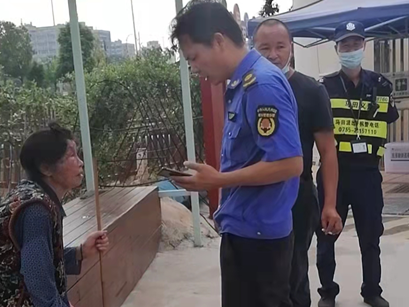 石家社区综治队工作人员护送迷路老人回家  