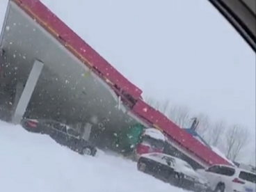 沈阳大雪出现历史同期罕见天气，一加油站倒塌货车被埋