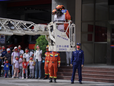 深圳多个消防站集中开放，市民近距离享受“消防大餐”