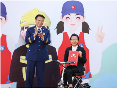 深圳消防志愿服务队授旗仪式举行，张莹莹获聘“消防宣传公益使者”
