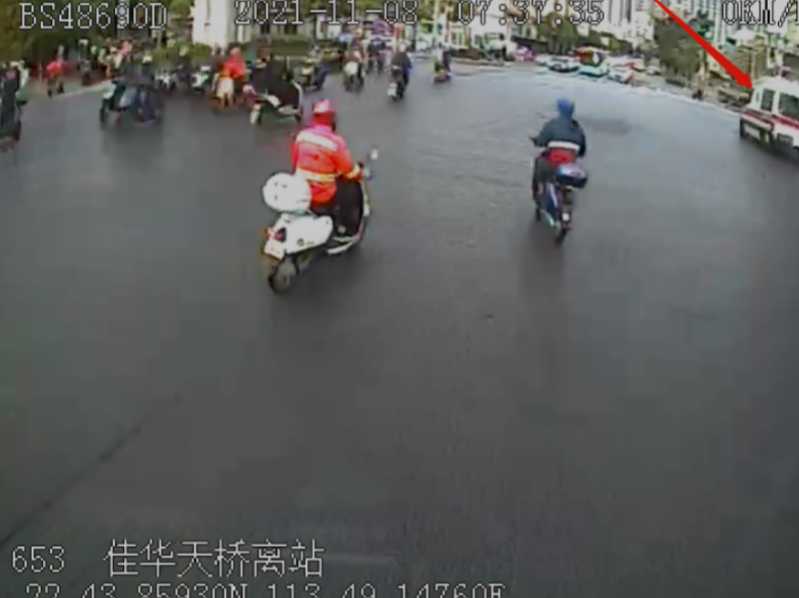听闻救护车警笛声后，深圳一公交司机闯红灯让出“生命通道”