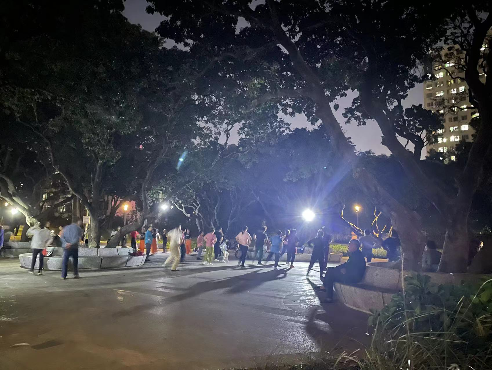 广场舞降噪评价两边倒：市民反复投诉收效甚微VS网友点赞降噪效果明显