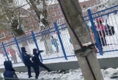 可可爱爱！消防员隔着栅栏和小学生打雪仗