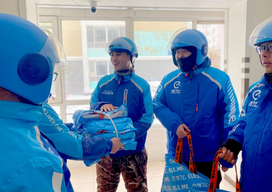 饿了么为全国蓝骑士提供近百万件防寒装备，北方寒冷城市已全部覆盖