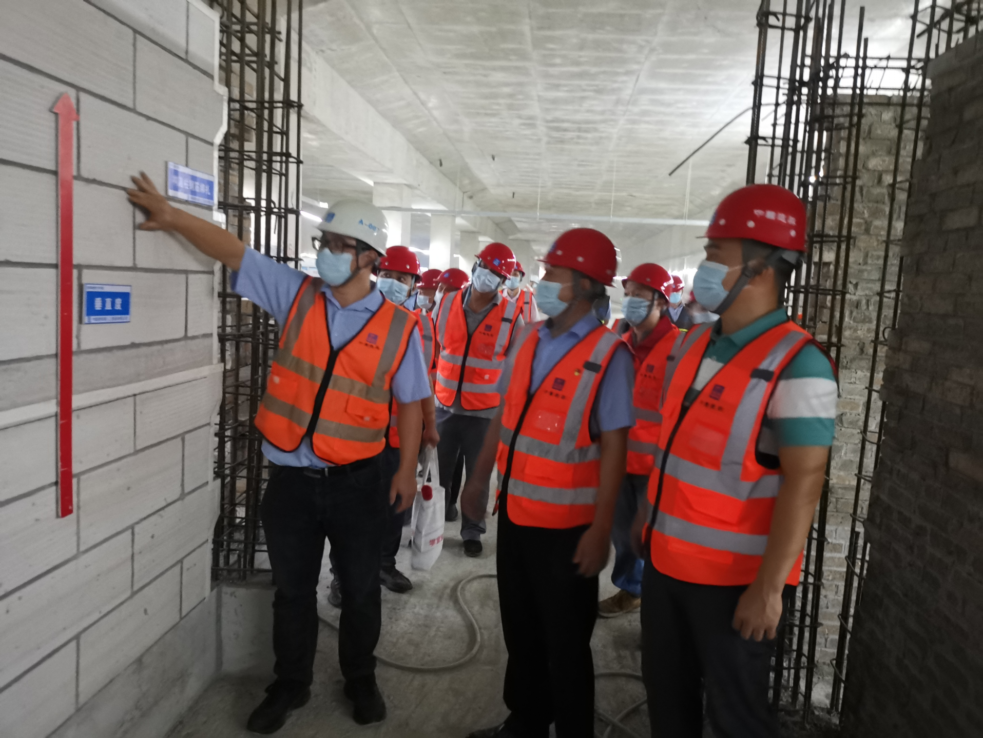 应人石社区即将进入地铁时代，社区代表提前参观“毛坯”地铁站