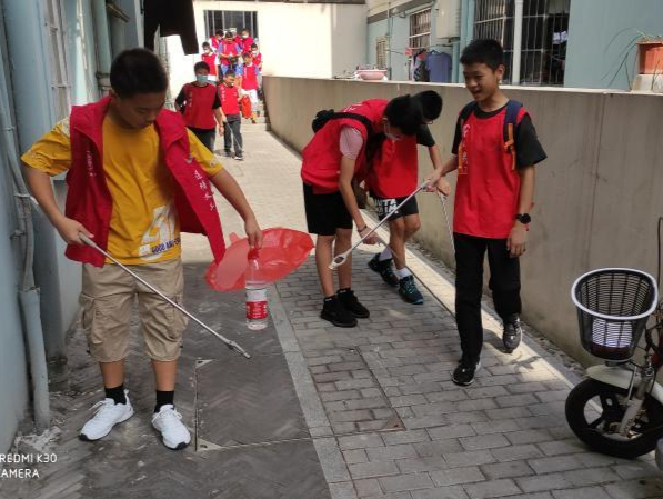 莲塘街道西岭社区开展“清洁社区小先锋”青少年义工在行动活动