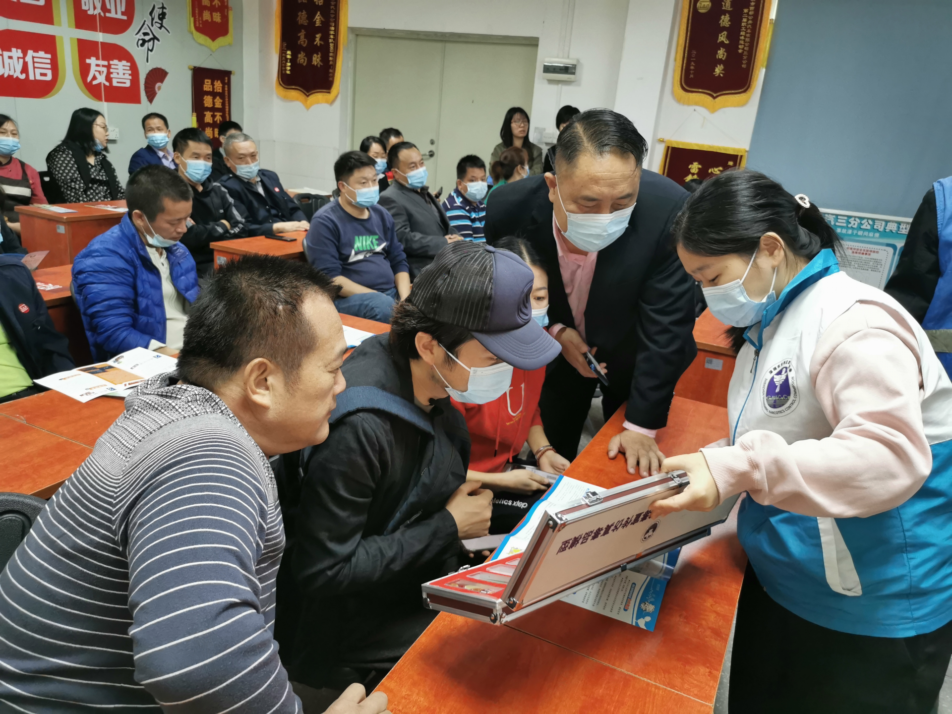凤凰街道组织公交车驾驶人员学习禁毒知识  