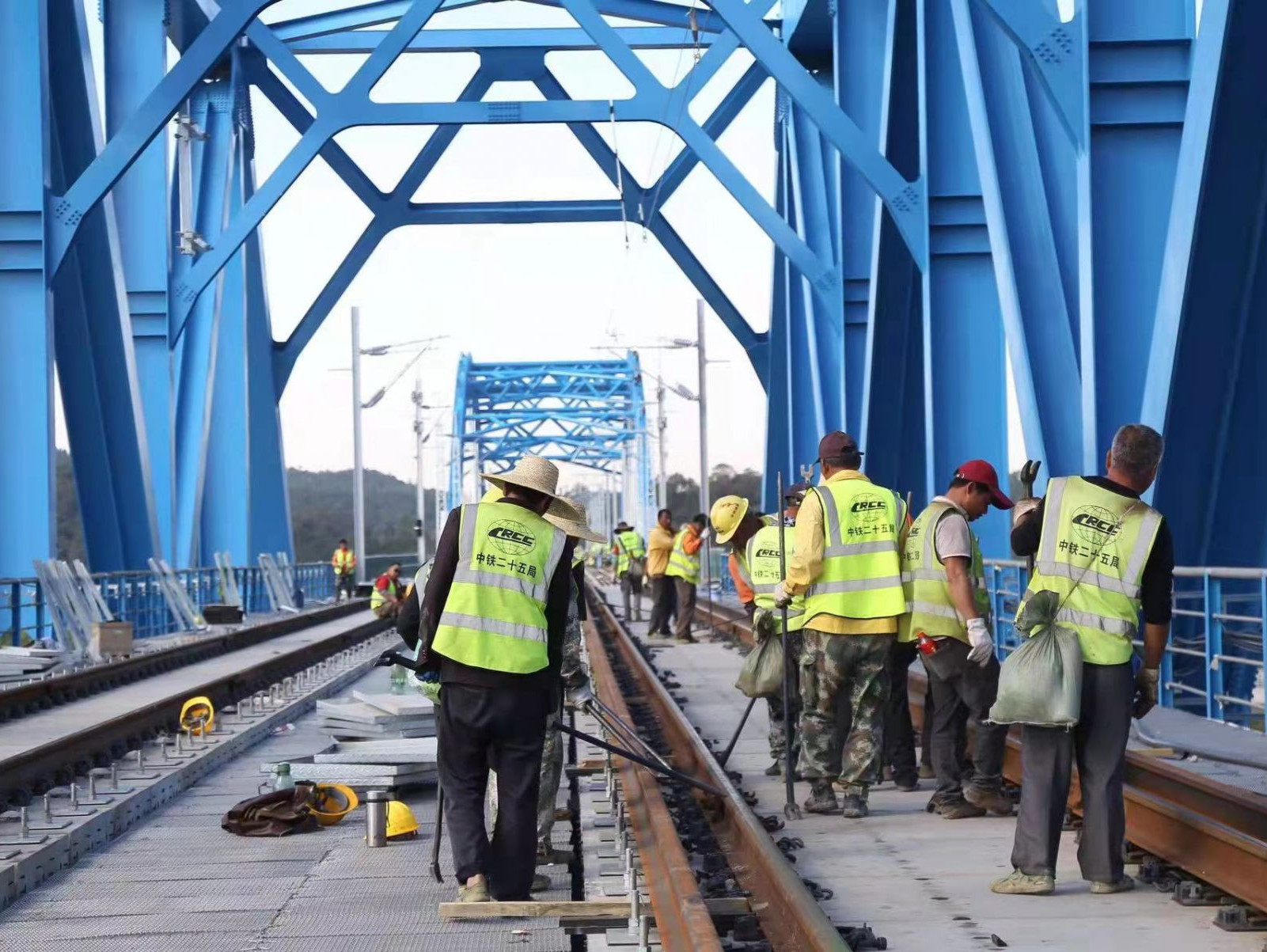 广州南沙港铁路完成正线铺轨，可开行直达欧洲的集装箱班列