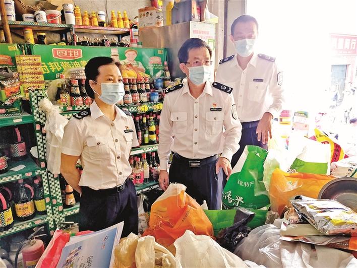市市场监管局到光明开展“食盐阳光执法行动” 切实保障居民舌尖上的安全