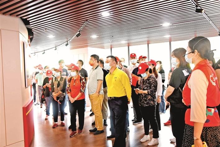 沙蚝社区党员赴市党群服务中心参观  