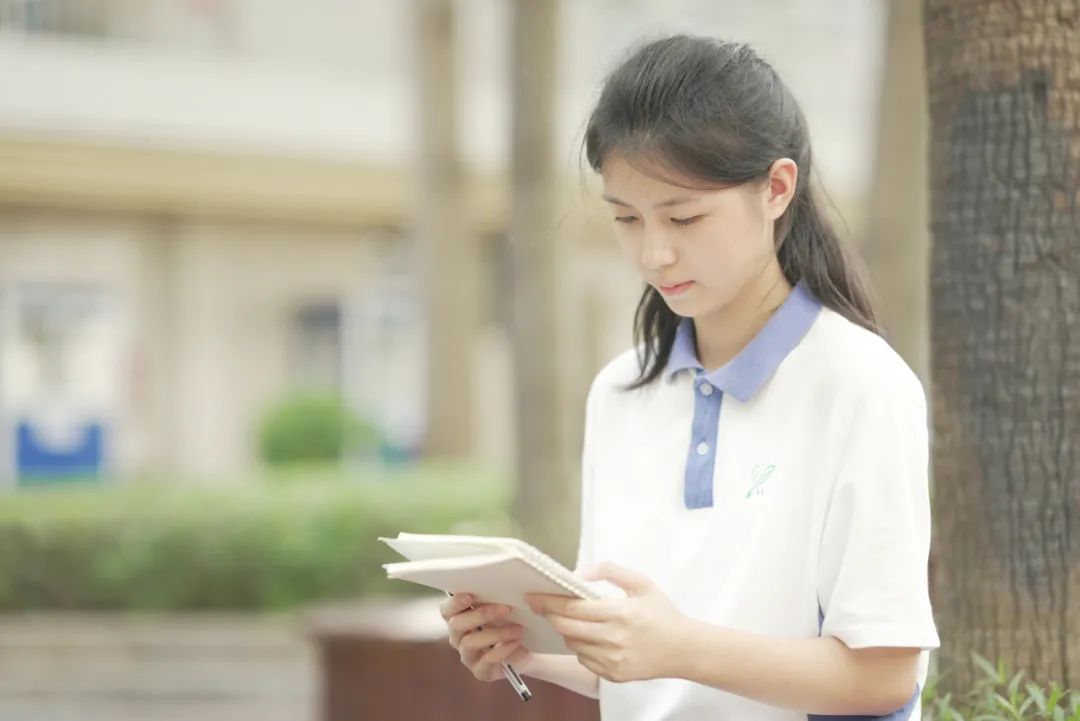 深圳00后甜美女生成"带货能手",凭直播获省赛大奖!