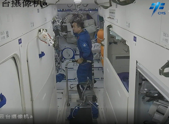 空间站上新！神十三航天员太空起床洗漱
