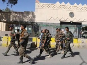 外媒：胡塞武装突袭美国驻也门使馆，缴获大量设备并扣押人质