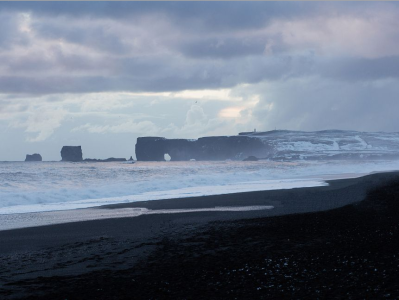 外媒：一中国游客在冰岛被海浪卷走，不幸身亡