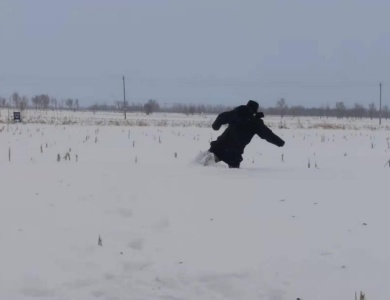 暴雪中徒步8小时！内蒙古通辽民警为牧民找回30头牛